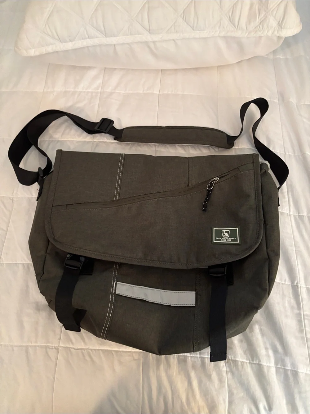 Oiwas large laptop messenger bag crossbody  Olive green